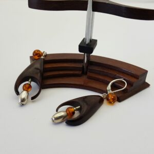 Modèle boucle doreilles "Magma" bois précieux , ambre